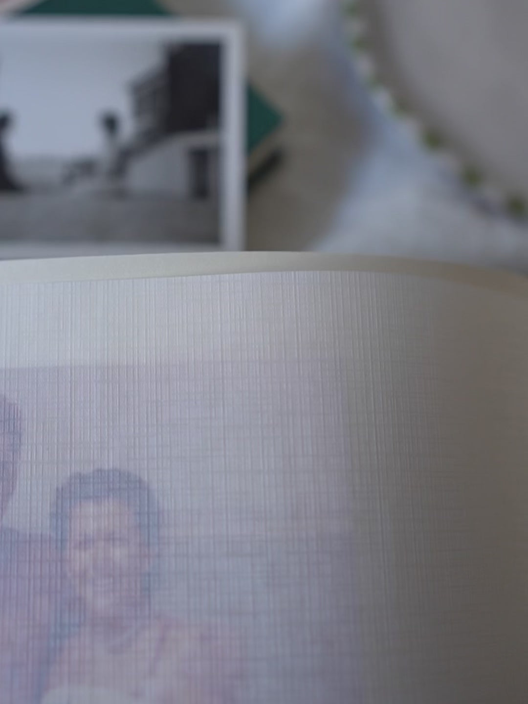 Cargar video: Video promocional de álbumes de fotos. Muestra un álbum de tapa dura con páginas gruesas donde se despliegan fotografías impresas con alta calidad. Se presentan primeros planos de los materiales y el diseño, con tomas en diferentes ángulos que resaltan los acabados. El video tiene iluminación cálida y un fondo minimalista.